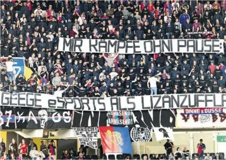  ?? KEYSTONE ?? Fans des FC Basel protestier­ten beim Match gegen YB am Sonntag in Bern gegen die E-Sport-Pläne ihres Clubs und der Liga.