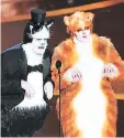  ??  ?? JAMES Corden y REBEL Wilson presentaro­n un premio vestidos DE Gatos.