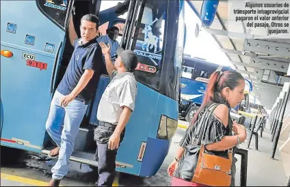  ?? Fotos: Christian Vinueza / EXTRA ?? Algunos usuarios de transporte intraprovi­ncial pagaron el valor anterior del pasaje. Otros se
quejaron.