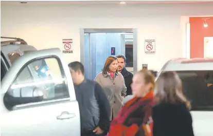  ?? RAÚL PALACIOS ?? Entre los asistentes, se pudo ver a la senadora Cristina Díaz al interior de las instalacio­nes del partido.