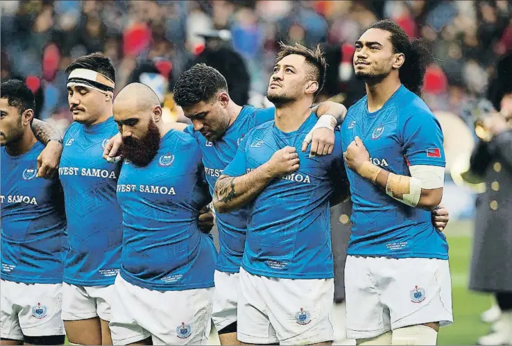  ?? CRAIG BROUGH / REUTERS / ARCHIVO ?? Los jugadores de Samoa escuchando el himno de su país antes de un partido contra Escocia en Edimburgo, el pasado 11 de noviembre