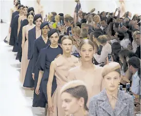  ??  ?? Dior. Desfile en el Museo Rodin.