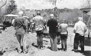  ?? Thaiza Pauluze/folhapress ?? Amigos e parentes acompanham o enterro de Euler Fernando Grandolpho, no Cemitério Parque Flamboyant, em Campinas; cerimônia foi fechada à imprensa