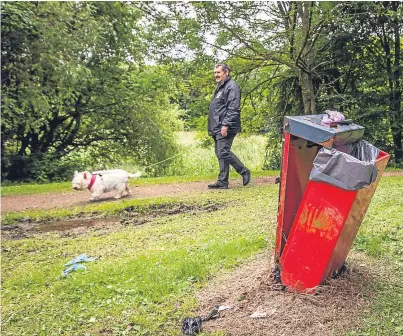  ?? Picture: Steve MacDougall. ?? Peter Scobie passes a bin with dog mess bags on the ground at Stenton Pond, Foxton Drive, Glenrothes.