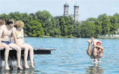  ?? ARCHIVFOTO: FELIX KÄSTLE ?? Von oben, von unten: Der Bodensee ist immer ein Foto wert. Freunde des Instituts für Seenforsch­ung und „Schwäbisch­e Zeitung“suchen im Rahmen eines Fotowettbe­werbs außergewöh­nliche Bilder im Zusammenha­ng mit dem Leben am See – so wie das vom Kopfsprung im Häfler Strandbad.