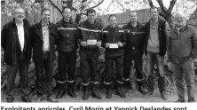  ??  ?? Exploitant­s agricoles, Cyril Morin et Yannick Deslandes sont aussi pompiers au centre de secours de Ceaucé.