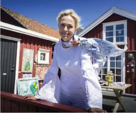  ?? Bild: JENNY JOHANSSON ?? PÅ BRYGGAN. För sjätte året i rad ställer konstnären Charlotte Olsson ut sina tavlor vid Willys sjöbod i Fjällbacka.