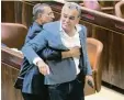  ?? Foto: dpa ?? Ein Politiker der arabisch israelisch­en Balad Partei wird nach Protesten in der Knesset des Saales verwiesen.