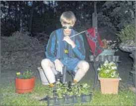  ?? ©NEW YORK TIMES ?? In a photo from a white supremacis­t website, Dylann Storm Roof, the suspect in the Charleston, S.C., church shooting, poses with weapons, burning an American flag and visiting Southern historic sites.