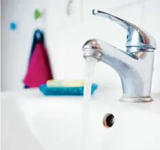  ?? Foto: Franziska Gabbert, tmn ?? Ein dezentrale­s System macht vor allem dann Sinn, wenn das warme Wasser für Zapfstelle­n zur Verfügung stehen soll, die eher selten benutzt werden – etwa im Gästebad.