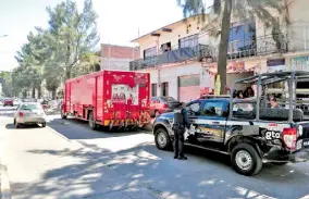  ??  ?? La policía detuvo al sujeto y lo salvó de un linchamien­to.