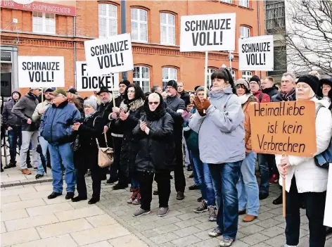  ?? FOTO: DPA ?? Der Verein „Zukunft Heimat“demonstrie­rt vor einem Einkaufsze­ntrum in Cottbus gegen die Zustände in der brandenbur­gischen Stadt.