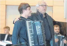 ?? FOTO: ICKS ?? Das Trossinger Ausnahmeta­lent Hans-Günther Kölz (rechts) ist stolz auf die Leitungen der Musiker des Landesjuge­ndorcheste­rs Bayern.