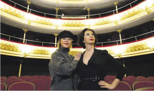  ?? JAIME GALINDO ?? María Esteve, hija de Antonio Gades y presidenta de su fundación, y Eugenia Eiriz, viuda del bailarín alicantino, ayer en el Teatro Principal.