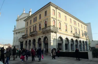  ??  ?? Nuova vita Nuovo locale in piazza Ferretto. La giunta ha deciso di fare il bando per tornare a far vivere l’edificio dell’ex emeroteca di via Poerio