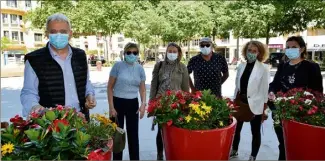  ?? (Photo Ville de Cagnes-sur-Mer) ??  suspension­s florales,  jardinière­s et  pots colorés en poterie d’Anduze.