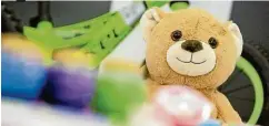  ??  ?? Sorgenkind digitAles Spielzeug: hier ein vernetzter TeddyBCr Toy-Fi Teddy