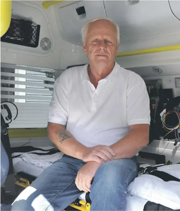  ??  ?? VEMODIG: Det er litt spesielt for Kurt Karlsen å innta Grimstad-ambulansen som «sivilist». Mange hundre mennesker har gjennom årene fått en hånd å holde i,