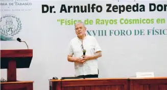  ??  ?? Zepeda Domínguez impartió Cátedra Extraordin­aria en el XXVIII Foro de Física.