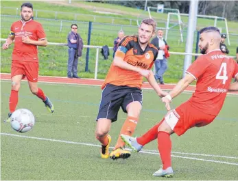  ?? FOTO: KLAUS BERGHOFF ?? Der SV Gosheim landete im Kellerduel­l der Fußball-Bezirkslig­a einen 10:1-Kantersieg gegen Fatihspor Spaichinge­n. Patrick Decker (Mitte) eröffnete mit diesem Schuss in der siebten Minute den Torreigen.