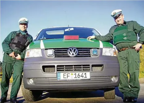  ?? FOTO: KABEL ?? Uwe Becker und Alfred Franke machen Jagd auf Schwarzfah­rer. Die TV-Sendung „Achtung Kontrolle! Einsatz für die Ordnungshü­ter“wird auch in Thüringen gedreht. Die Serie läuft regelmäßig auf Kabel 1. Der sichtbare Unterschie­d zur Realität ist: Es gibt...