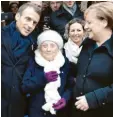  ?? Foto: Kay Nietfeld, dpa ?? Macron, Merkel und eine sehr überrascht­e Dame.