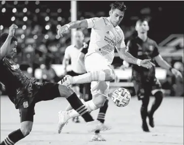  ?? CRISTIAN PAVÓN, Mike Ehrmann Getty Images ?? right, of the Galaxy battles Eddie Segura of LAFC in an El Tráfico match in July.