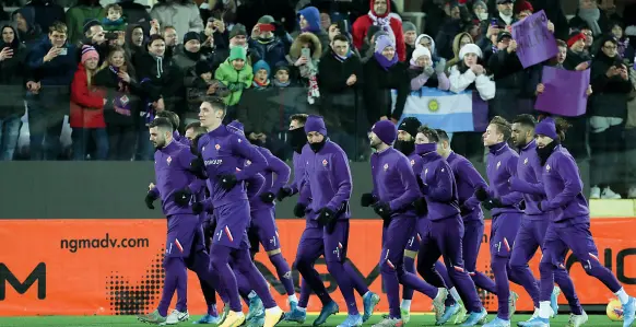  ??  ?? La Fiorentina che si allena sotto gli occhi dei quasi 2.000 tifosi arrivati ieri sera al Franchi nonostante il freddo