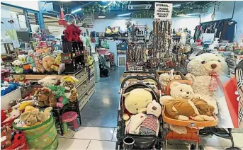  ??  ?? Jumble Station實體店­收集來自民眾提供及捐­贈二手貨品，包括玩具、書籍、電器、首飾及衣物，再轉賣給需要的人士。
