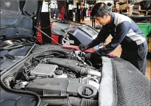  ?? CURTIS COMPTON / CCOMPTON@AJC.COM ?? Technician Steven Liu, who was hired after he completed a Mercedes training program designed to fill positions with skilled employees, works on an S 550.
