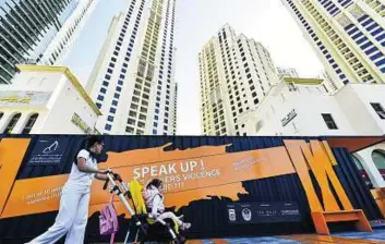  ?? Ahmed Ramzan/Gulf News ?? Orange campaign The orange container at Jumeirah Beach Residence. On entering, visitors find themselves in a dark, cold room in which they can listen to a five-minute audio clip of a woman narrating how she was abused by her alcoholic husband.