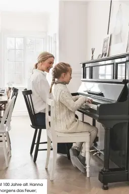  ??  ?? ORIGINAL Der Eisenofen ist 100 Jahre alt. Hanna entfacht darin im Winter morgens das Feuer; Filippa übt fleißig am Klavier ihrer Urgroßmutt­er.