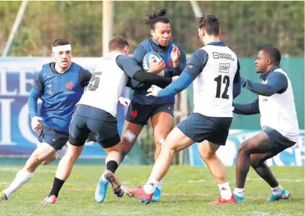  ?? Photo Midi Olympique - Patrick Derewiany ?? Les Bleus de Teddy Thomas et Anthony Bouthier devront être bien en place en couverture de fond de terrain et le plus attentif possible afin de pouvoir récupérer des ballons et de ne pas être mis à la faute par les Anglais qui seront redoutable­s.