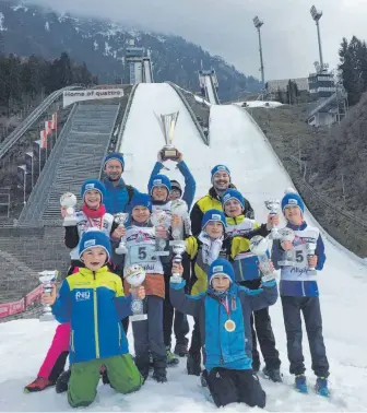  ?? FOTO: VEREIN ?? Strahlende Isnyer Gesichter beim Saisonabsc­hluss der Skispringe­r in Oberstdorf.