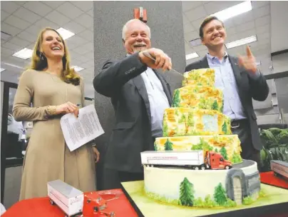  ?? STAFF FILE PHOTO BY TIM BARBER ?? Top U.S. Xpress officials marked the trucking company’s 30th year in January 2016. Eric Fuller, right, was named Thursday as CEO; Lisa Quinn Pate, left, was chosen as president; and former CEO Max Fuller, center, has become executive chairman.