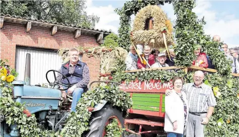  ?? BILDER: PETER KRATZMANN ?? Bunt geschmückt: Der Festwagen der Nachbarsch­aft durfte die Erntekrone bei sich befestigen.