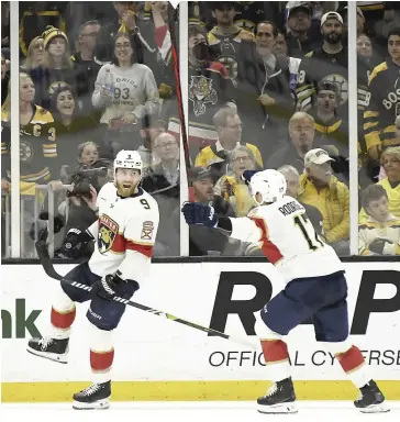  ?? PHOTO REUTERS ?? Sam Bennett (à gauche) célèbre après avoir inscrit son deuxième but des séries, qui permettait aux Panthers de niveler la marque en troisième période.