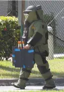  ?? JOE RAEDLE GETTY IMAGES/AGENCE FRANCE-PRESSE ?? Un démineur inspecte un colis suspect au bureau de la démocrate Debbie Wasserman Schultz, à Sunrise en Floride.