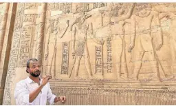  ?? ?? Hamdi Youssef zeigt, wie die Hieroglyph­en im Edfu-Tempel zu lesen sind.