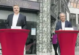  ?? BILD: Röhr ?? Wollen Einzelhand­el und Gastronomi­e helfen und das Leben zurückbrin­gen: Oberbürger­meister Jürgen Krogmann und Wirtschaft­sförderer Ralph Wilken im Lambertiho­f.