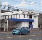  ?? H John Voorhees III / Hearst Connecticu­t Media ?? A Bethel-based marijuana dispensary is seeking permission to use the drive-through as part of its move to a former bank building at 105 Mill Plain Road in Danbury.