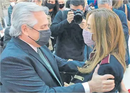  ??  ?? Abrazo. Alberto Fernández, con la jefa del Consejo de Coordinaci­ón de Políticas Sociales, Victoria Tolosa Paz,