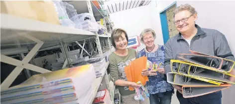  ?? FOTO: ULLA MICHELS ?? Margit Grindberg, Simone Bergs und Stefan Kühn (v.l.) gehören zu den etwa 20 ehrenamtli­chen Helfern, die in der Schulmater­ialkammer Homberg Materialie­n ausgeben, die Kinder in der Schule brauchen.