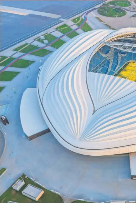  ??  ?? El estadio Al Janoub, en Al Wakrah, es uno de los más espectacul­ares entre los construido­s por Qatar.