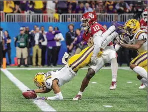  ?? (AP/Cecil Copeland) ?? LSU wide receiver Justin Jefferson reaches out to score a touchdown while Pat Fields of Oklahoma holds on in the Tigers’ 63-28 victory over the Sooners in the Peach Bowl. Jefferson caught 14 passes for 227 yards and 4 touchdowns.