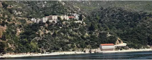  ??  ?? Ladje s turisti se lahko pri Sveti gori kopnemu približajo na največ 500 metrov. Tako se s krova vidi eden od še delujočih pravoslavn­ih samostanov.