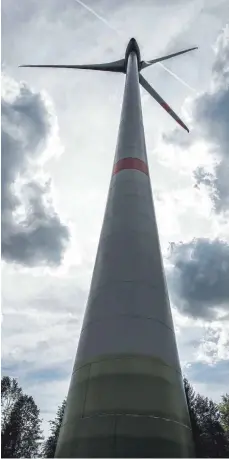  ?? FOTO: ARMIN WEIGEL/DPA ?? Ob bei Denkingen neue Windräder gebaut werden oder nicht, ist auch nach der Informatio­nsveransta­ltung noch offen.