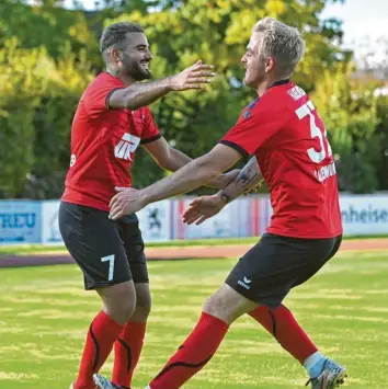  ?? Foto: Andreas Lode ?? Freudentän­zchen nach einen Torerfolg. 32‰mal konnte Dominique Haselmeier (rechts) vom SC Altenmünst­er II selbiges im Laufe der Saison 2019/21 aufführen. Hier mit Mohammed Mahmoud.