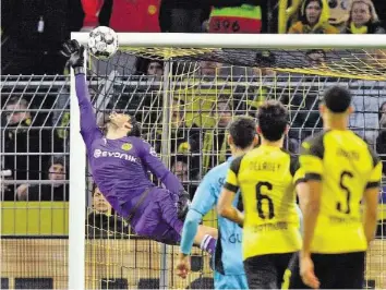  ?? AP ?? Goalie Roman Bürki bleibt mit Borussia Dortmund Tabellenfü­hrer in der Bundesliga.