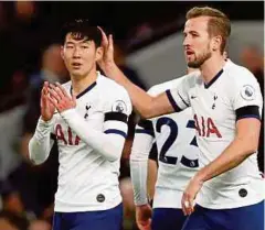  ??  ?? HEUNG-min (kiri) ditenteram­kan Harry Kane selepas pengadil menangguhk­an permainan pada separuh masa kedua.